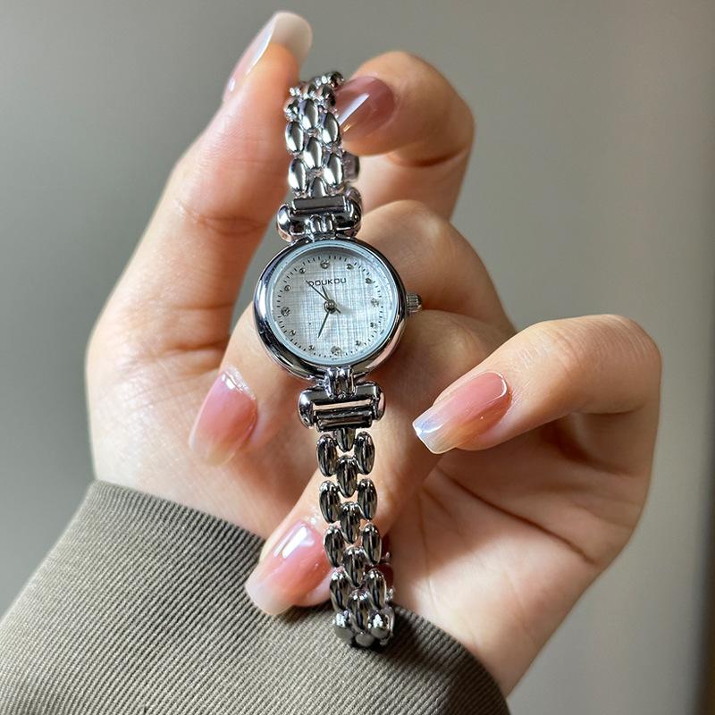 Retro Exquisite And Compact Bracelet Watch, Simple Niche High-End Student Female Watch