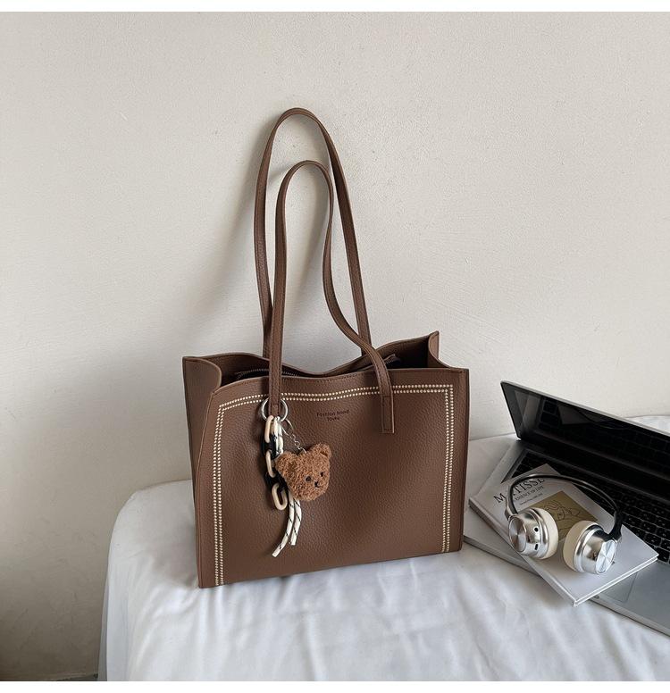 

Женская сумка-тоут большой вместимости через плечо 2025 новая простая модная нишевая сумка ретро для通勤 сумка под мышкой женская коричневый