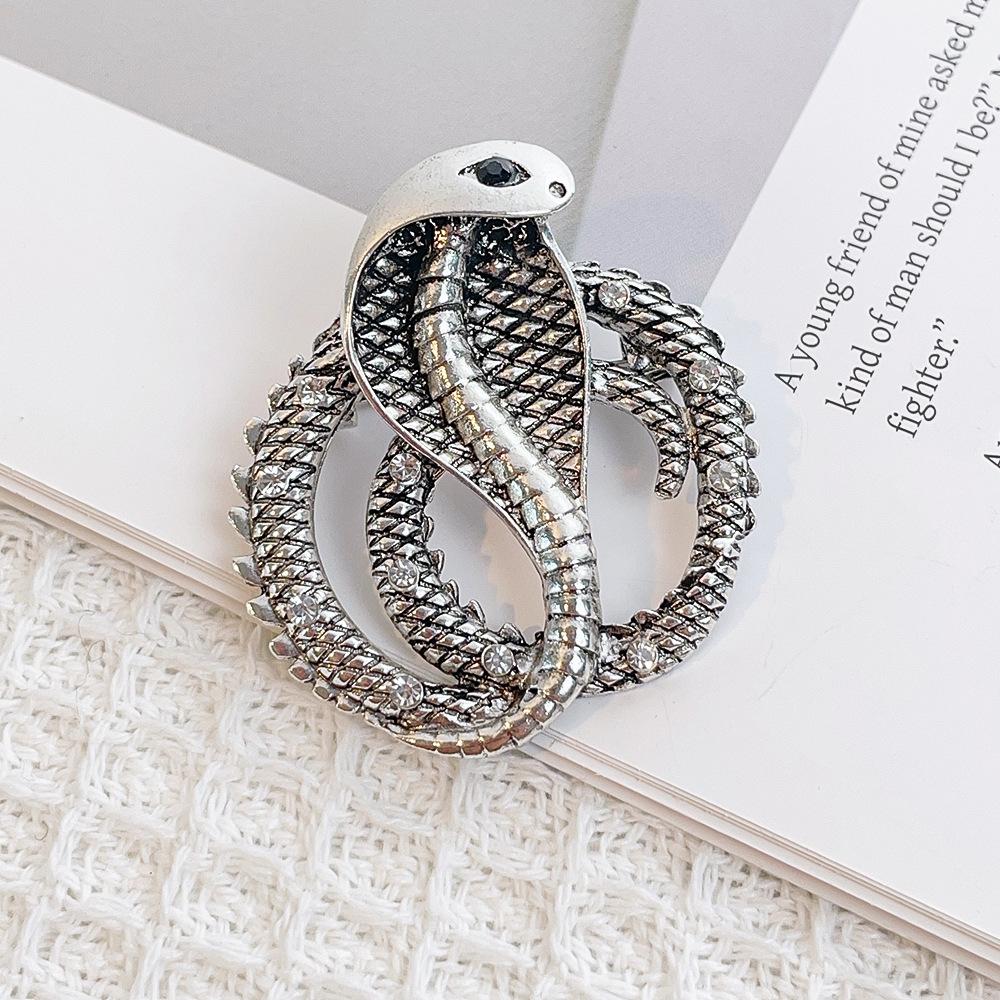 European and American Animal Zodiac Snake Brooch, Retro Snake-shaped with Corsage Brooch for Women 3CM*5CM