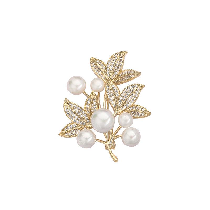 

Простая и высококачественная медная микро-инкрустированная цирконием брошь в виде листа с жемчугом и антибликовой пряжкой золотой