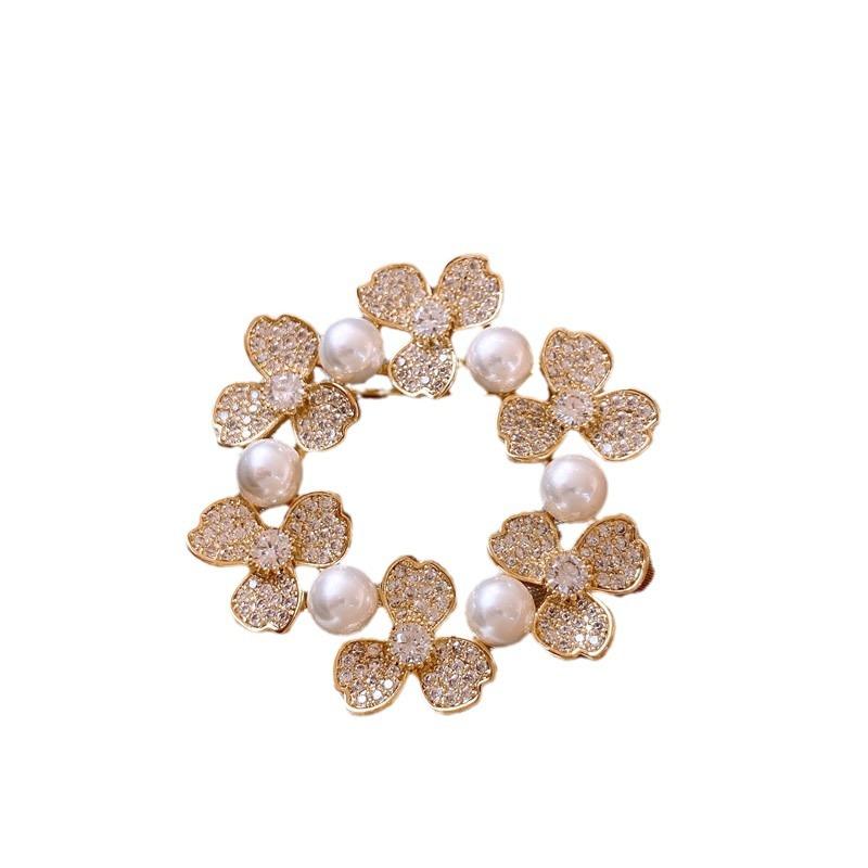 Garland Pearl Brooch for Women High-end Corsage High-end Pin Niche Clothing Accessory Anti-exposure Wonder