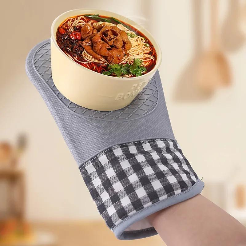 Silicone Insulated Baking Gloves, Lengthened Non-slip and Scald-proof Thickened High-temperature Kitchen Gloves.