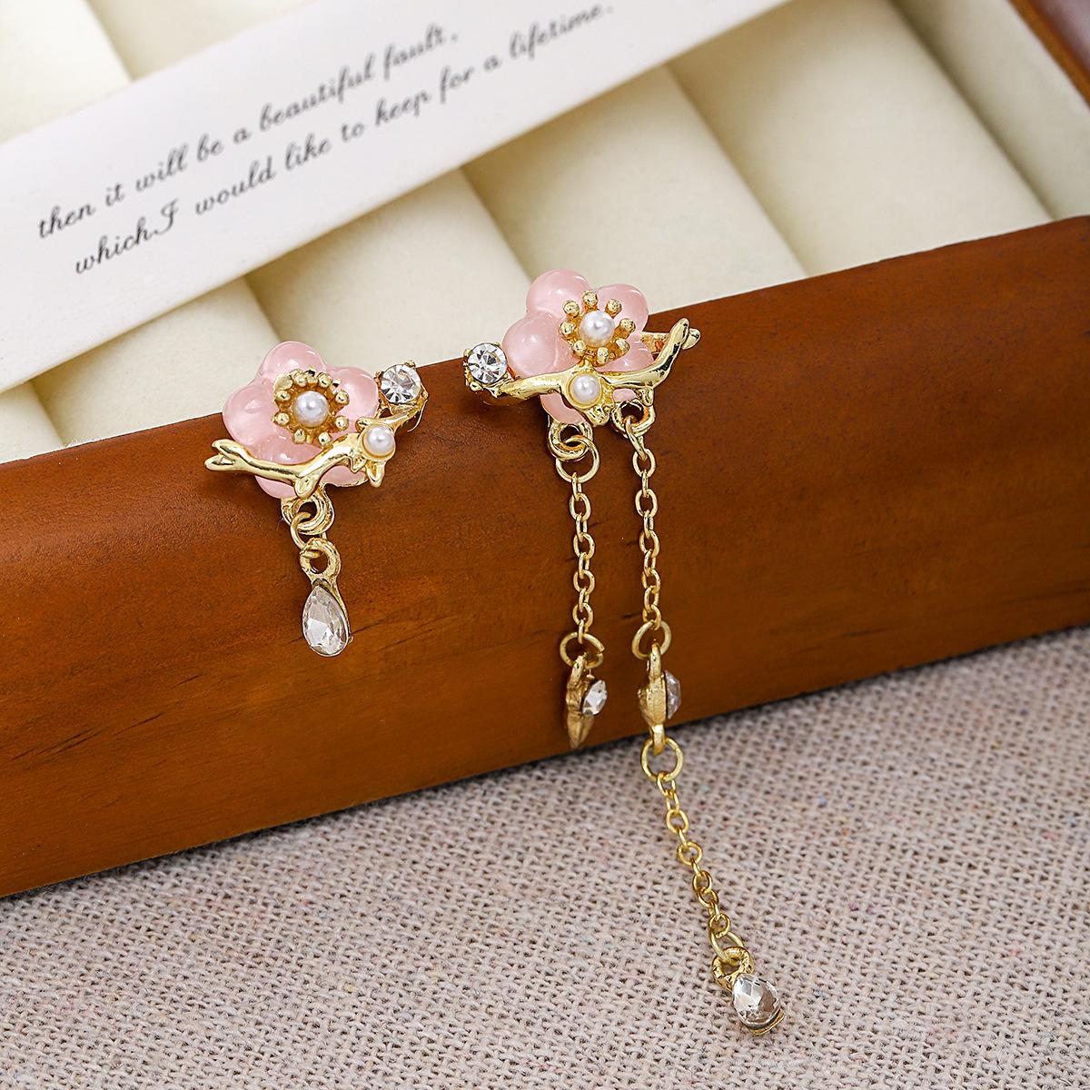 

Silver Needle Asymmetrical Pink Flower Rhinestone Tassel Earrings золотой