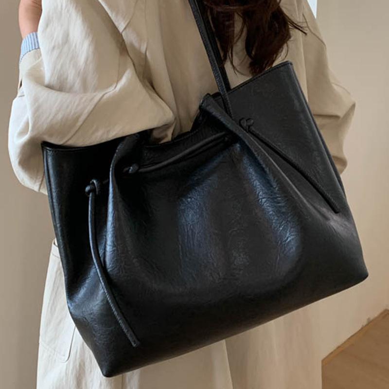Korean version of high-value large-capacity bag women's autumn 2025 new shoulder bag commuting to work portable tote bag