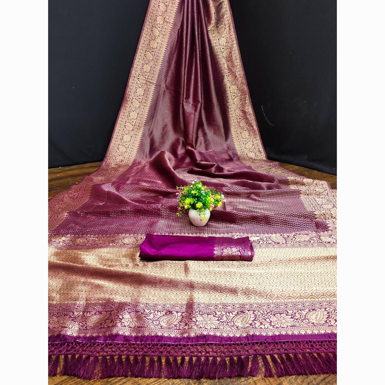 

Представляем очаровательные, но дышащие органические сари Banarasi для интимных и больших индийских свадеб,