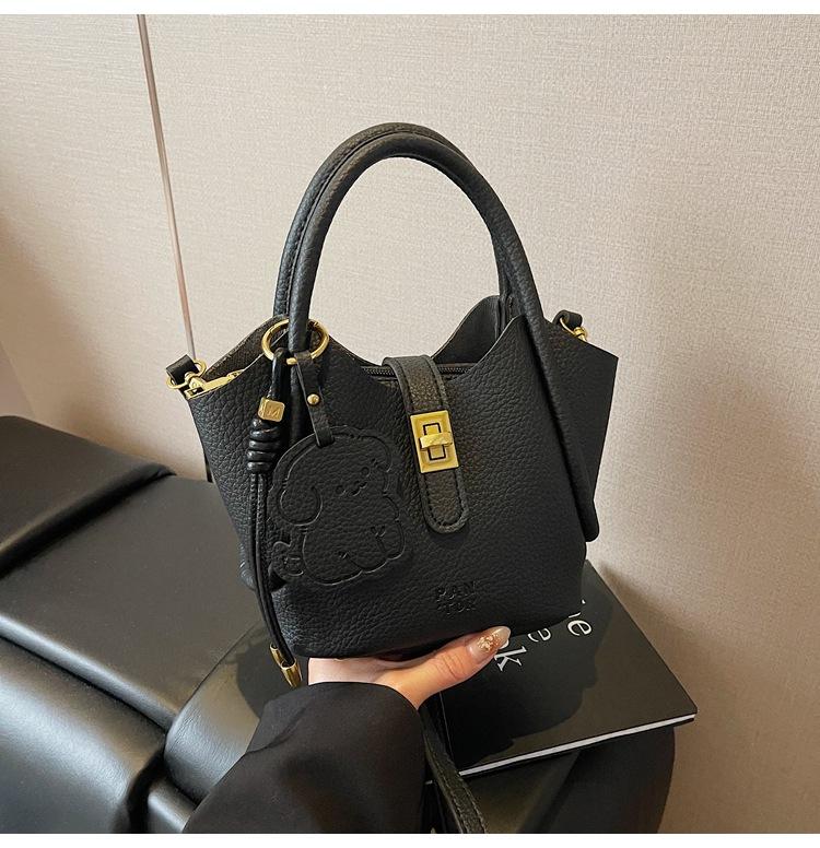 

Niche design simple and versatile hand bag women s spring 2025 new crossbody small bucket bag чёрный