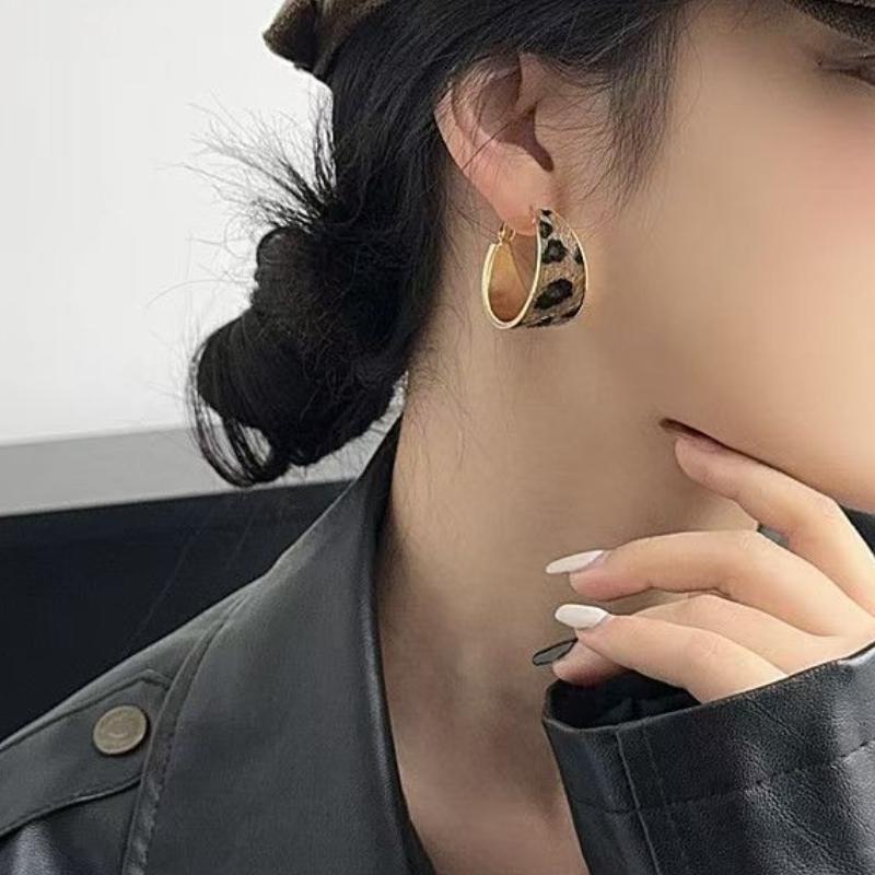 Neue geometrische Kreisohrringe im Retro-Stil mit breitem Rand und Leopardenmuster, die ein Gefühl von Luxus vermitteln, übertriebene Ohrringe mit Nischentemperament