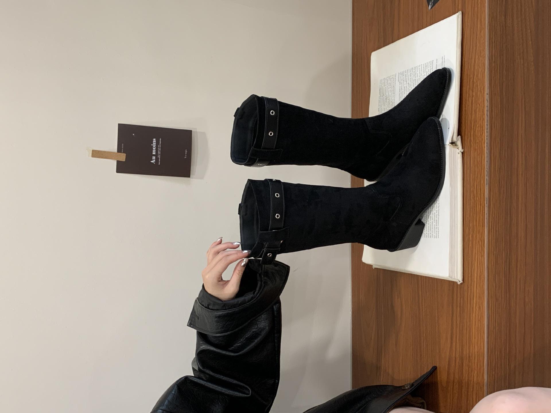 

2025 autumn and winter new thick heel fashion belt buckle sleeve western boots suede pointed thin medium boots children 39 чёрный