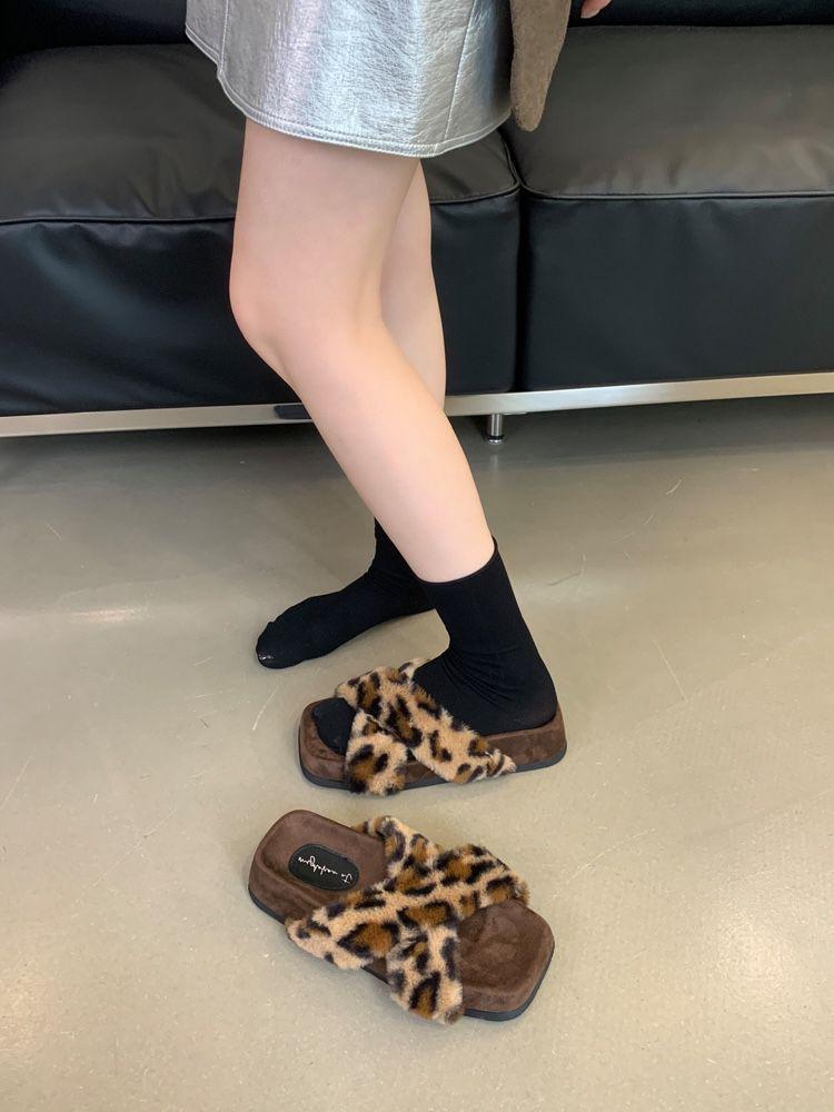

Mao Mao slippers female leopard print 2024 autumn and winter new outer wear cotton slippers fashionable versatile plush cross flat slippers 40 леопард друку кольору