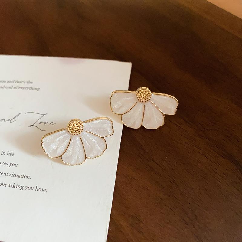 

Silver needle French retro flower pearl fringed earrings personality sweet temperament stud earrings women