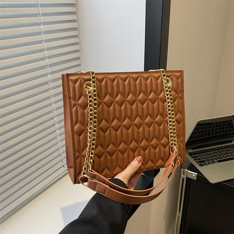 

Большая вместительная сумка женская сумка 2024 новая модная интернет знаменитость сумка через плечо универсальная простая сумка-тоут с цепочкой коричневый