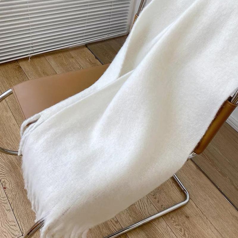 Sciarpa da donna spessa e soffice in stile coreano: Colore Solido, Imitazione Cashmere, Scialle Caldo da Collo Versatile per Autunno/Inverno 2023.