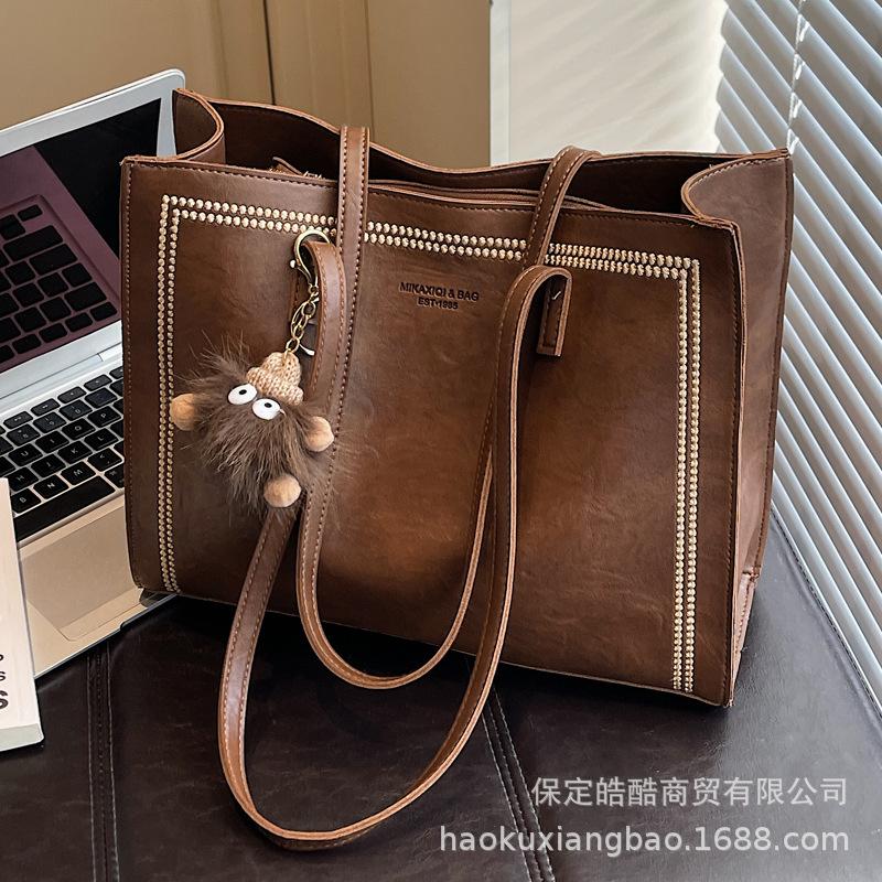 Retro bag women's large capacity 2025 new autumn and winter versatile simple shoulder bag popular commuter tote bag this year