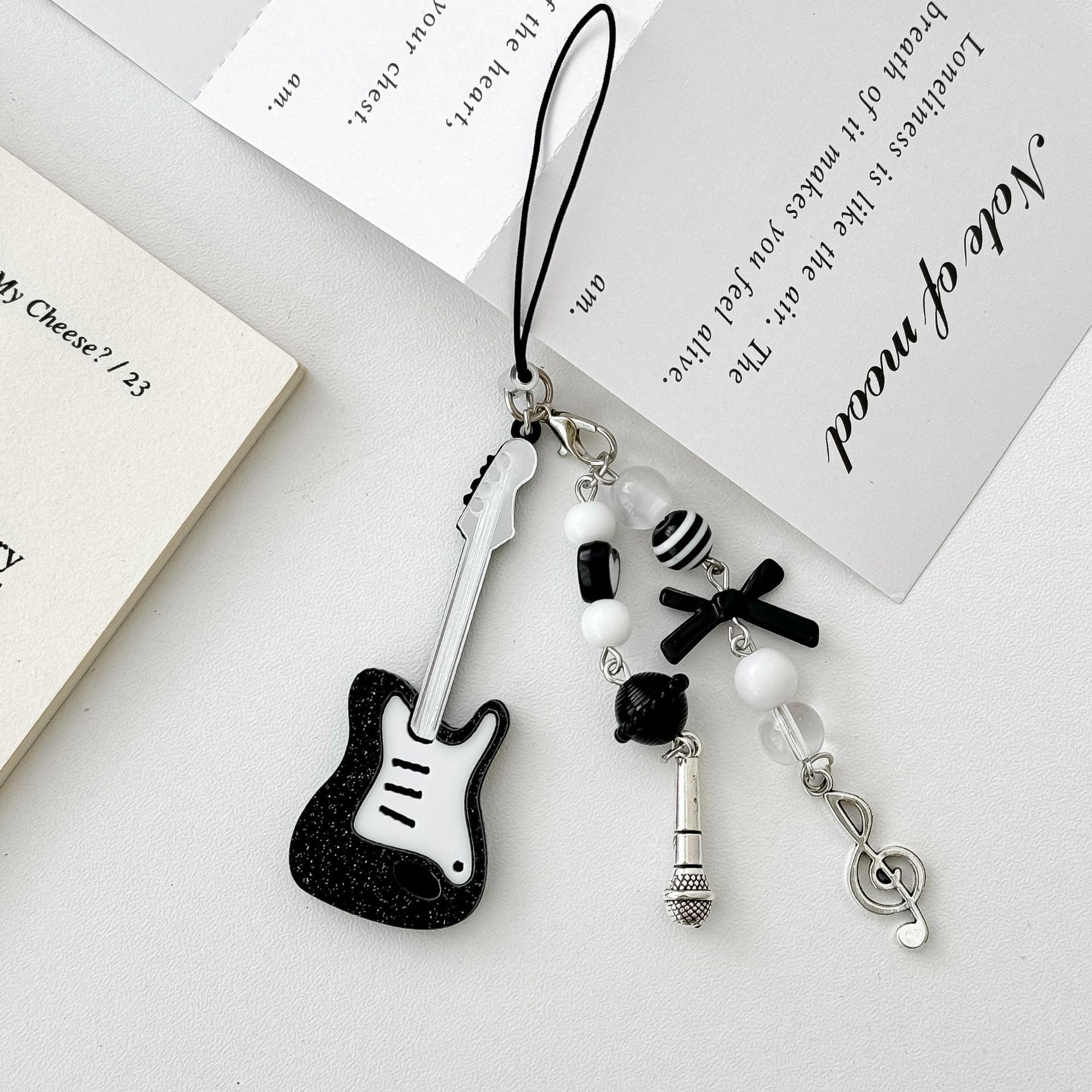 

Y2K Черно-белый пуантилистский гитарный телефонный шарм и бисерный брелок