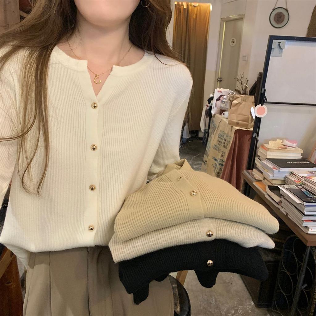 A Unique and Beautiful V-neck Sweater, An Early Autumn Cardigan for Women with A Distinctive Button Design, A Long-sleeved Knitted Base Layer Top