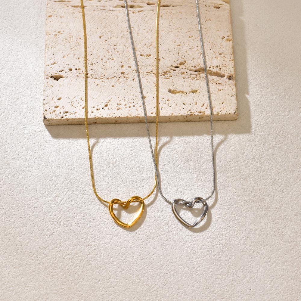 L40 titanium steel hollow heart necklace for women with a light luxury design, heart pendant, temperament, collarbone chain