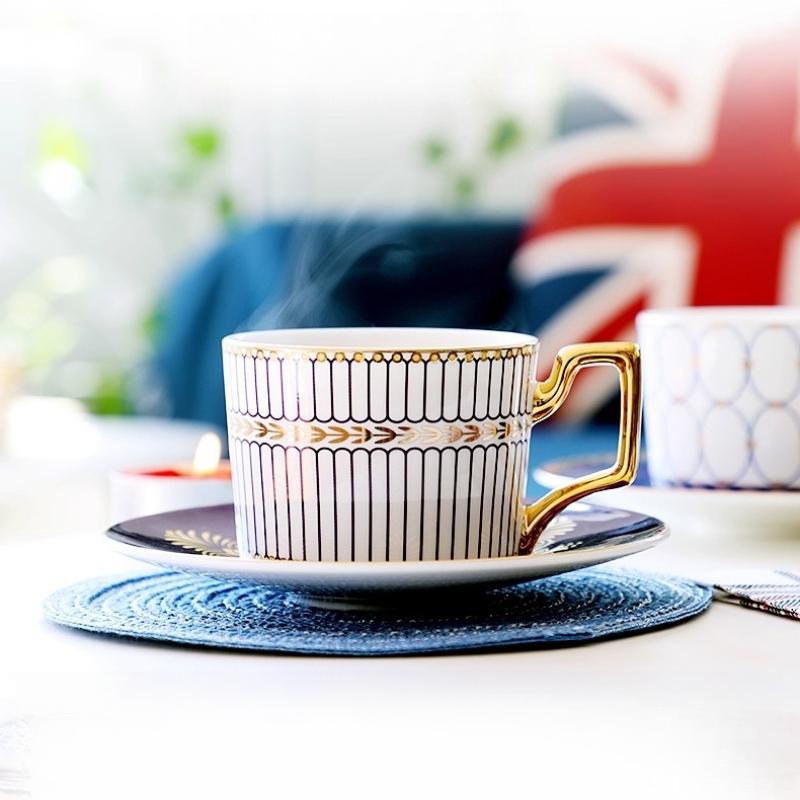 Feines Knochenporzellan Kaffeetassen- und Untertassensets, 270 ml Wunderschön glasierte Teetasse mit Goldrand und Henkel, Keramik-Kaffeetassen mit goldenem Löffel