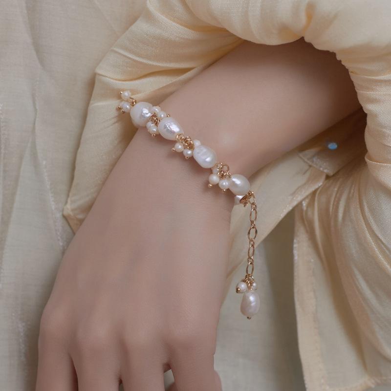 A Delicate and Luxurious Baroque Style Freshwater Pearl Bracelet, Suitable for Daily Wear, Gifts, Weddings, Parties, Banquets, Holidays