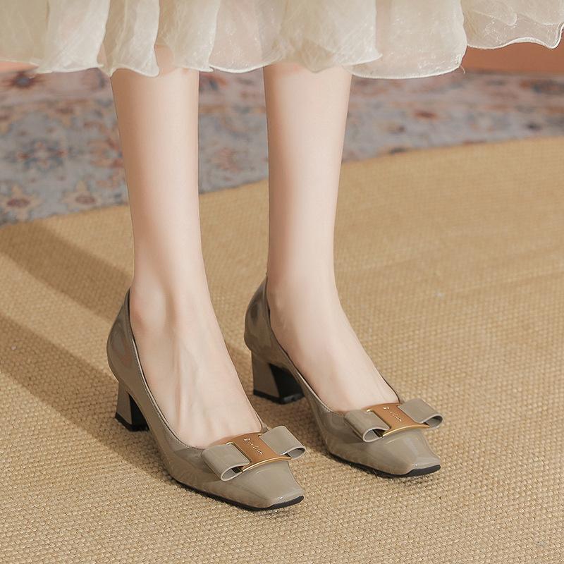 

Туфли на высоком каблуке с бантом и квадратной головкой из лакированной кожи с толстым каблуком, женственные женские туфли с неглубоким горлом, весна 2025 г. 35