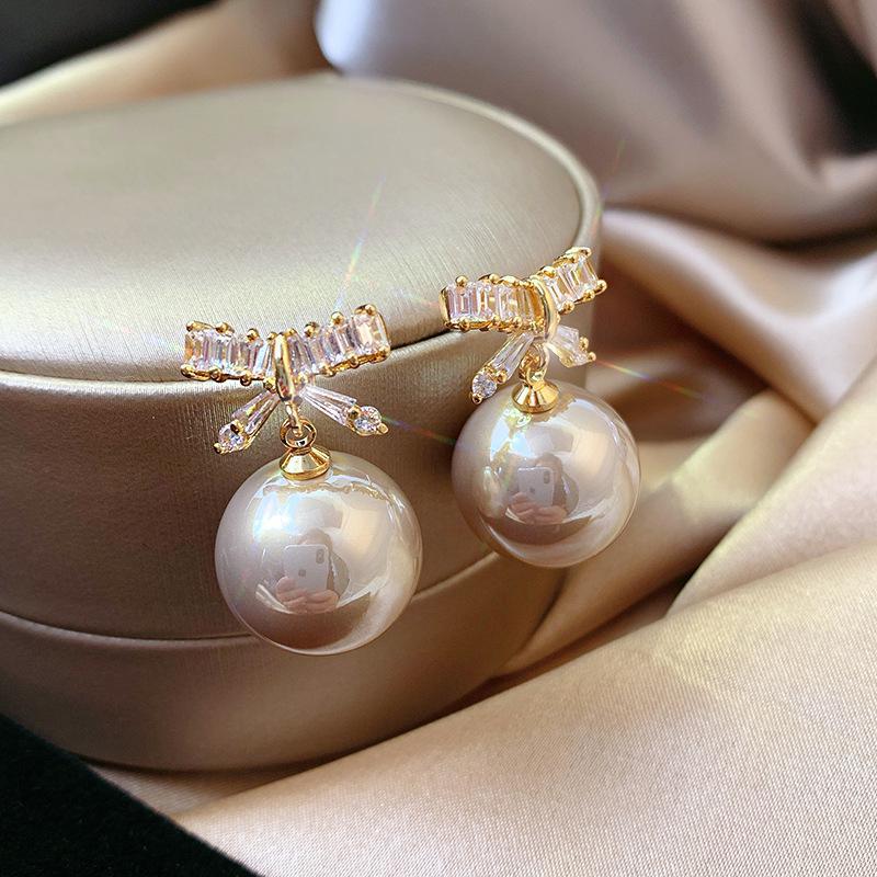 French Retro Pearl Flower Stud Earrings: Elegant, Fashionable, Versatile High-End Accessories for Women