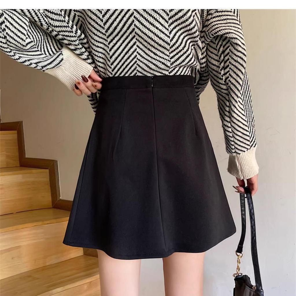 2024 Spring Women's Academy Style Black Sweater & High-Waisted A-Line Pleated Skirt