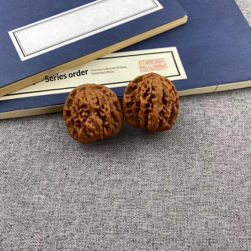 1 Pair Walnut Solid Wood Hand Massage Balls Portable Stress Relief Exercise Tool for Home Decor Ornament