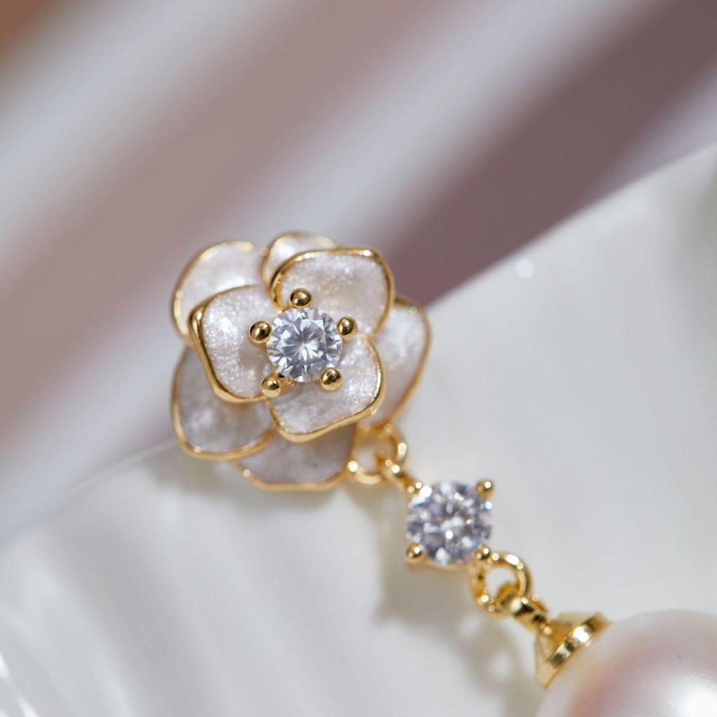 Orecchini a Bottone con Perla e Camelia Francese - Stile Chic da Socialite