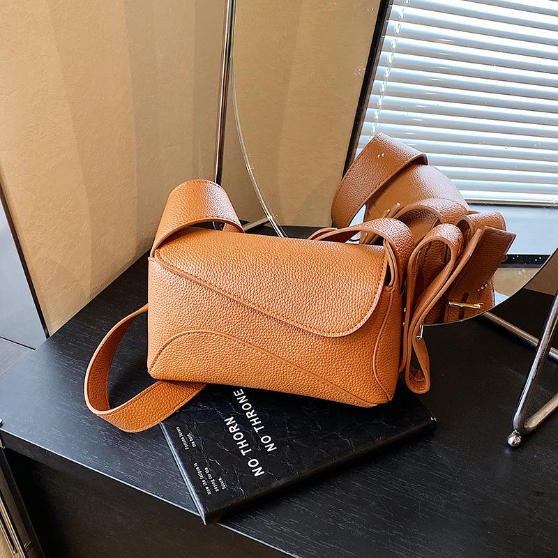

Niche high-end sense underarm bag women s 2025 new bow shoulder bag lychee pattern simple messenger small square bag коричневый