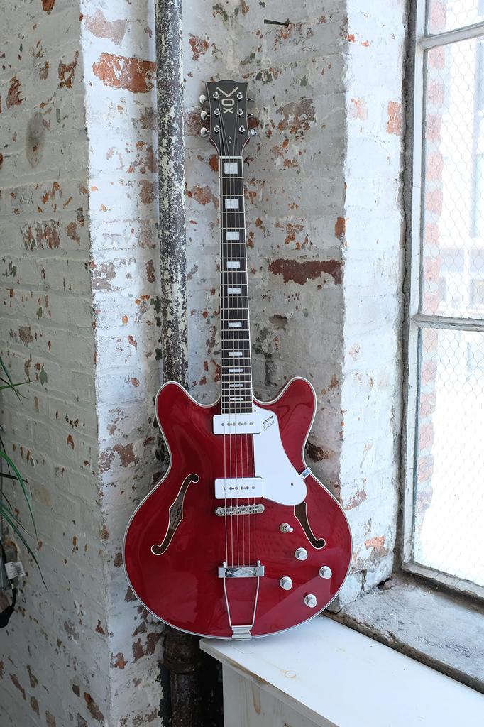 Электрогитара VOX с 2 мыльницами PU Bobcat V90 Cherry Red Semi-Hollow