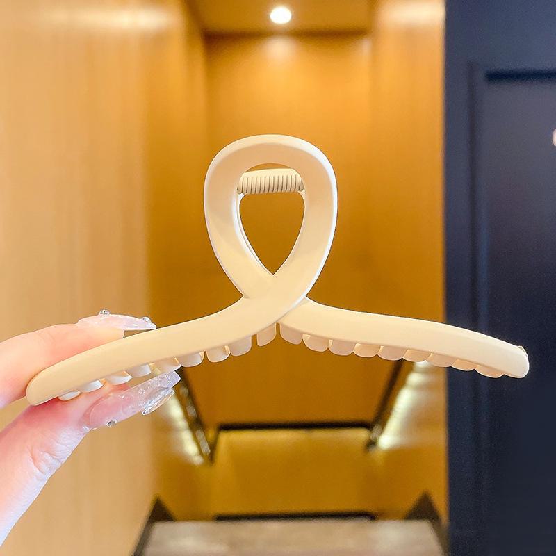 Versatile Milk Coffee Hair Clip: Large, Simple Shark Design for Women