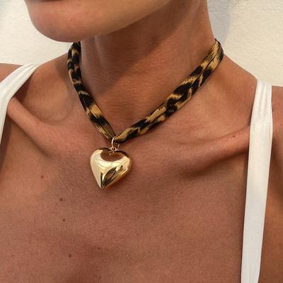 Náhrdelník s velkým přívěskem srdce pro ženy Vintage leopardí polyesterová látková řetízek Výrazný náhrdelník Módní šperk Dárek