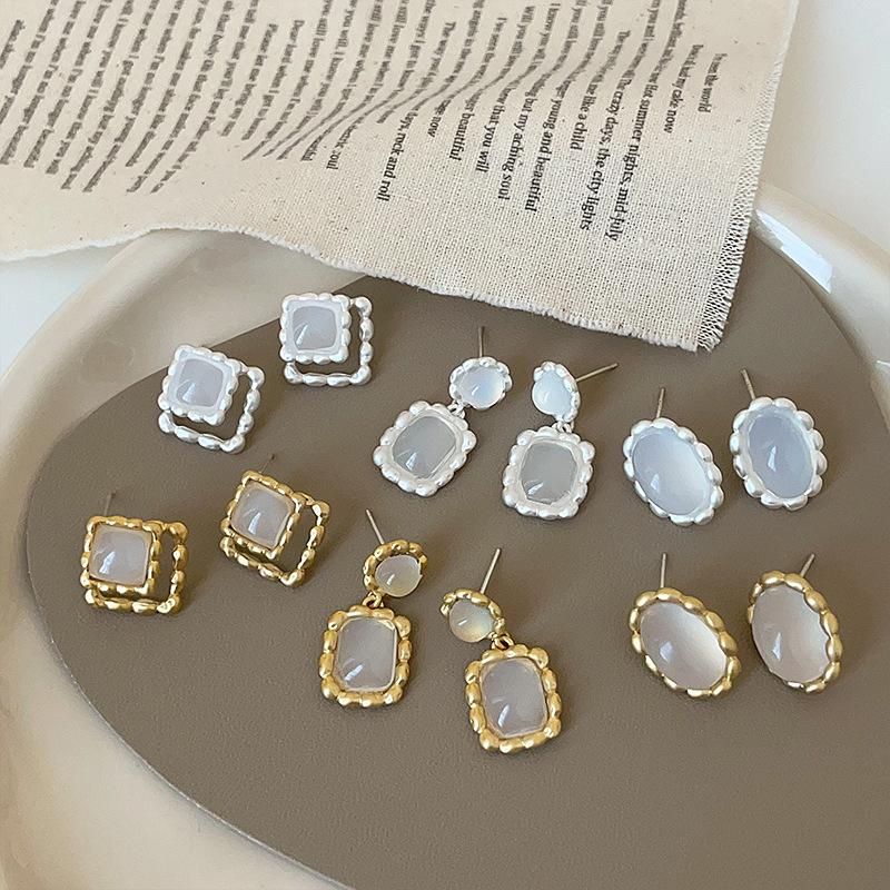 Nischen-High-End Geometrische Metall-Opal-Ohrstecker Damen Retro Elegant Mode Temperament Vielseitige Ohrringe