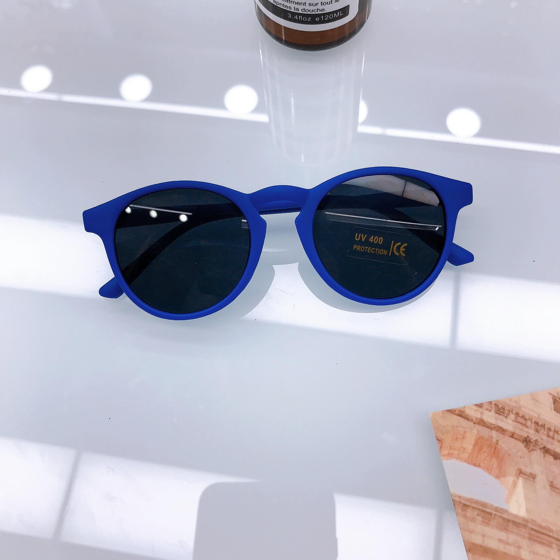 

Модные уличные фотографии Подиумная мода Детские солнцезащитные очки Детские солнцезащитные очки конфетного цвета Пляжные очки темно-синий