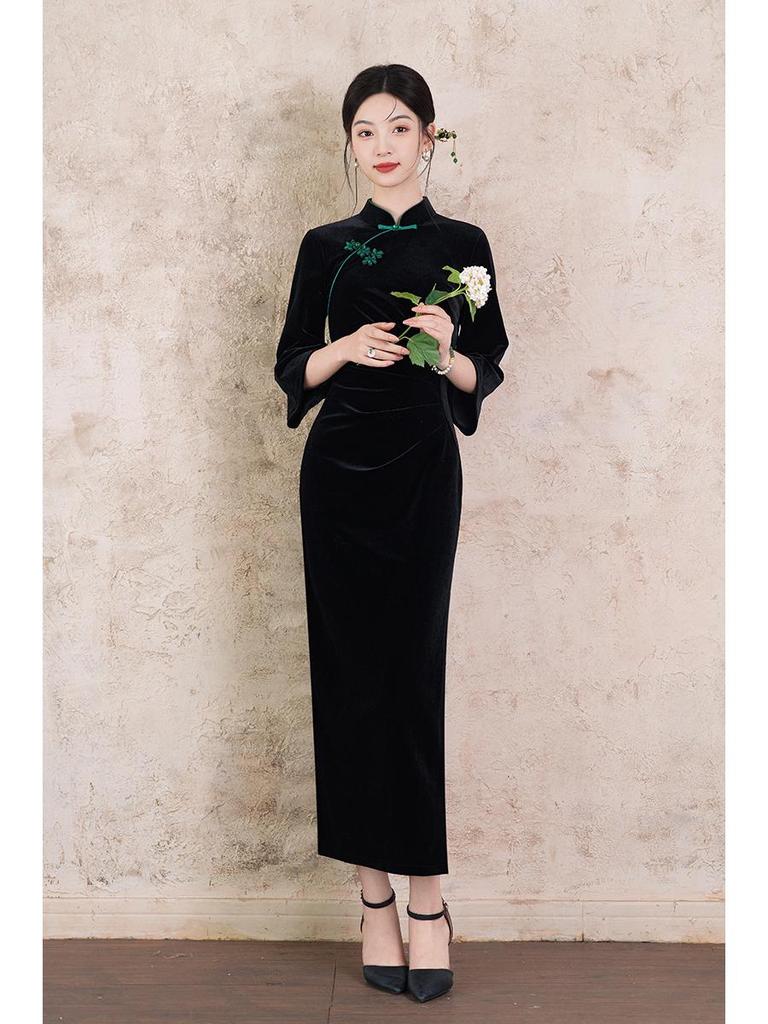 Aksamitny Cheongsam z długim rękawem, dostojny, wyszczuplający, czarny - styl retro chiński na jesień 2025.