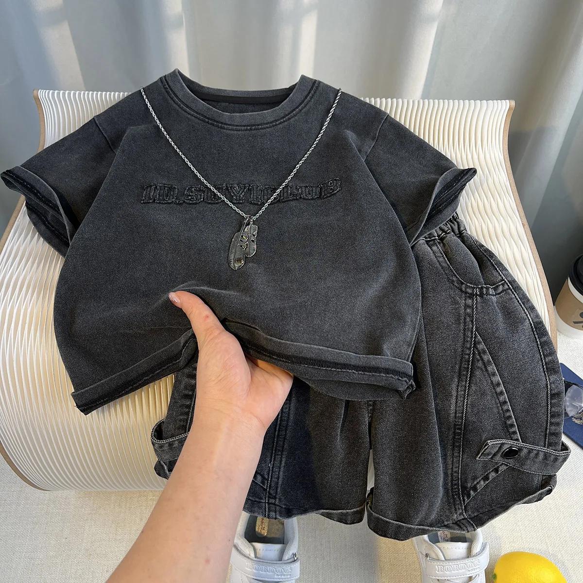 

Stylish Korean-Style Summer Set for Boys: High-Quality Kids Clothing—Trendy T-Shirt and Shorts Two-Piece Set 90