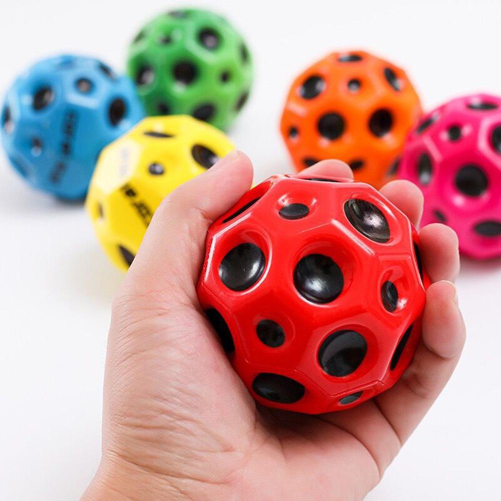 Hüpfball für Kinder, nützlicher Lochball, weicher Hüpfball, Anti-Fall-Mondform, poröses Spielzeug für den Innenbereich, ergonomisches Design