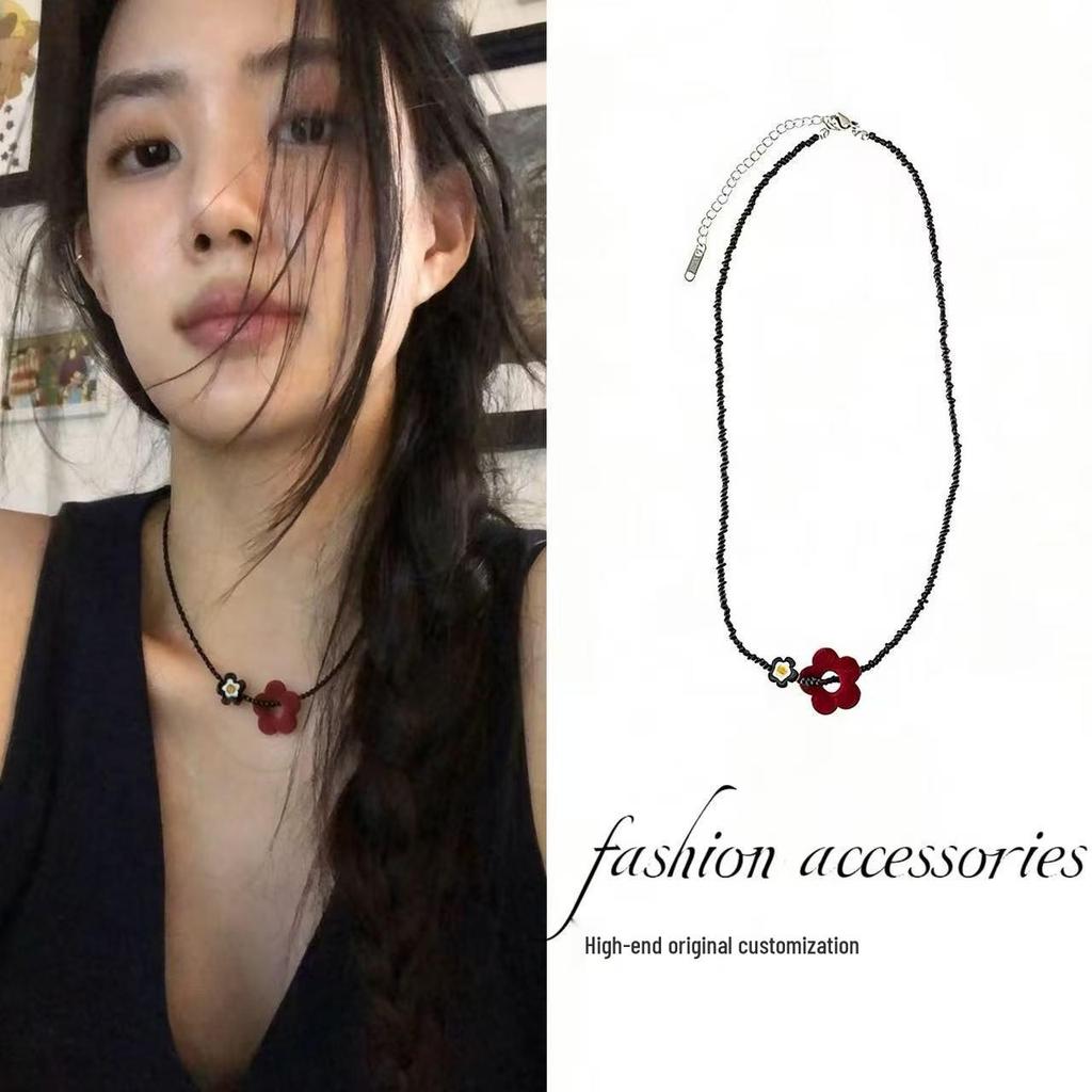 Jiang Yan Velvet & Agate Flower Beaded Necklace for Women - Japanese Korean Style, High-End Clavicle Chain.