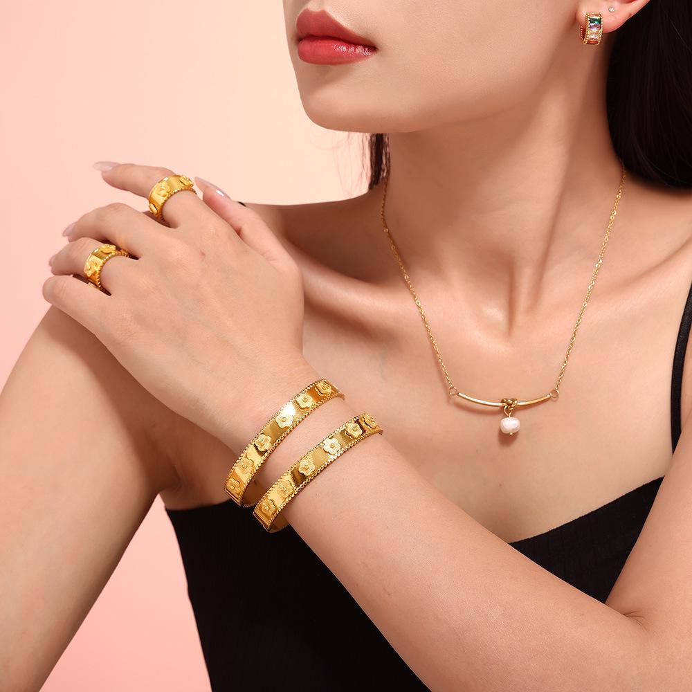 Exquisite Temperament Kaleidoscope Ring & Flower Bracelet Set in 18K Gold-Plated Titanium Steel