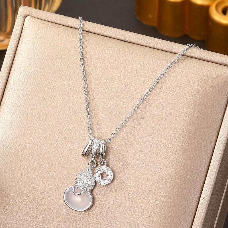 Elegante Pingente de Cabacinha com Fecho de Paz de Jade - Corrente para Clavícula em Aço Titânio no Estilo Chinês Retro