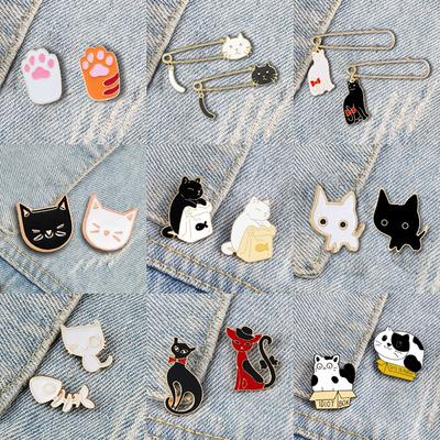 2PCS/Set Couple Friend Cats Brooch Set Cute Black And White Kitten Enamel Pins Cartoon Cat Claw Fishbone Badge Bag Lapel