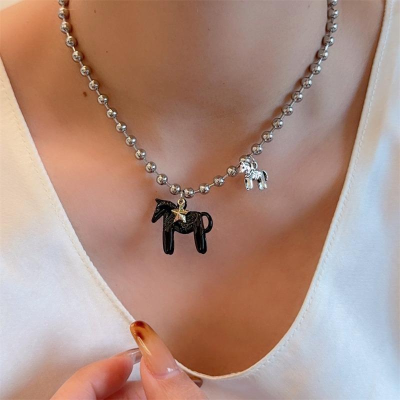 Colliers pendentifs poulain en émail blanc, noir, rose et rouge pour femmes, en alliage plaqué argent, perles, chaîne ras du cou