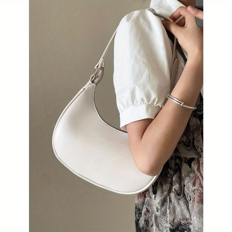 New Fashionable And Simple Crescent-Shaped Bright Surface Shoulder Bag, With A Distinctive Texture And Classic Look That's Suitable
