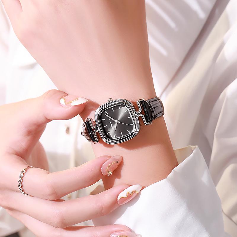 Trendy Square Dial Quartz Women's Watch - Fashionable and Versatile