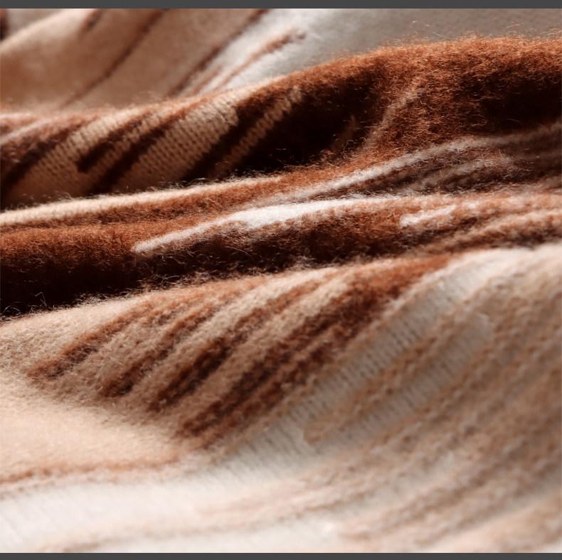 Men's 100% Pure Wool Round Neck Gradient Sweater - Thick, Loose Fit for Business Casual.