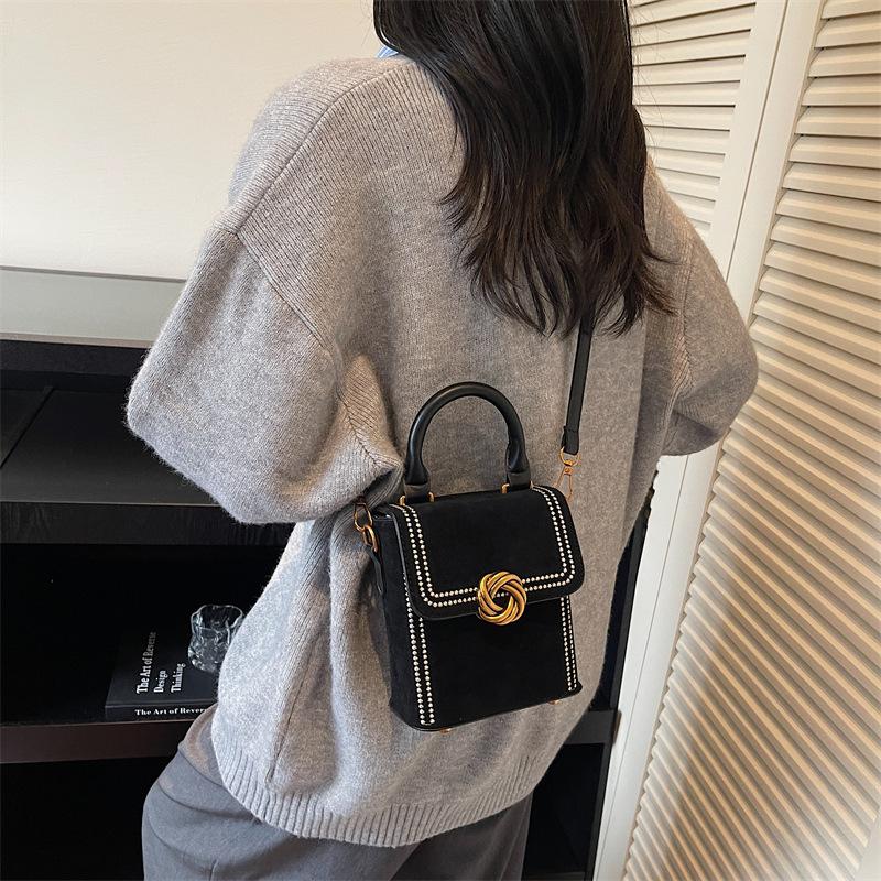 

Super fire small bag women s autumn and winter versatile 2025 new retro shoulder messenger bag popular ins portable small square bag чёрный