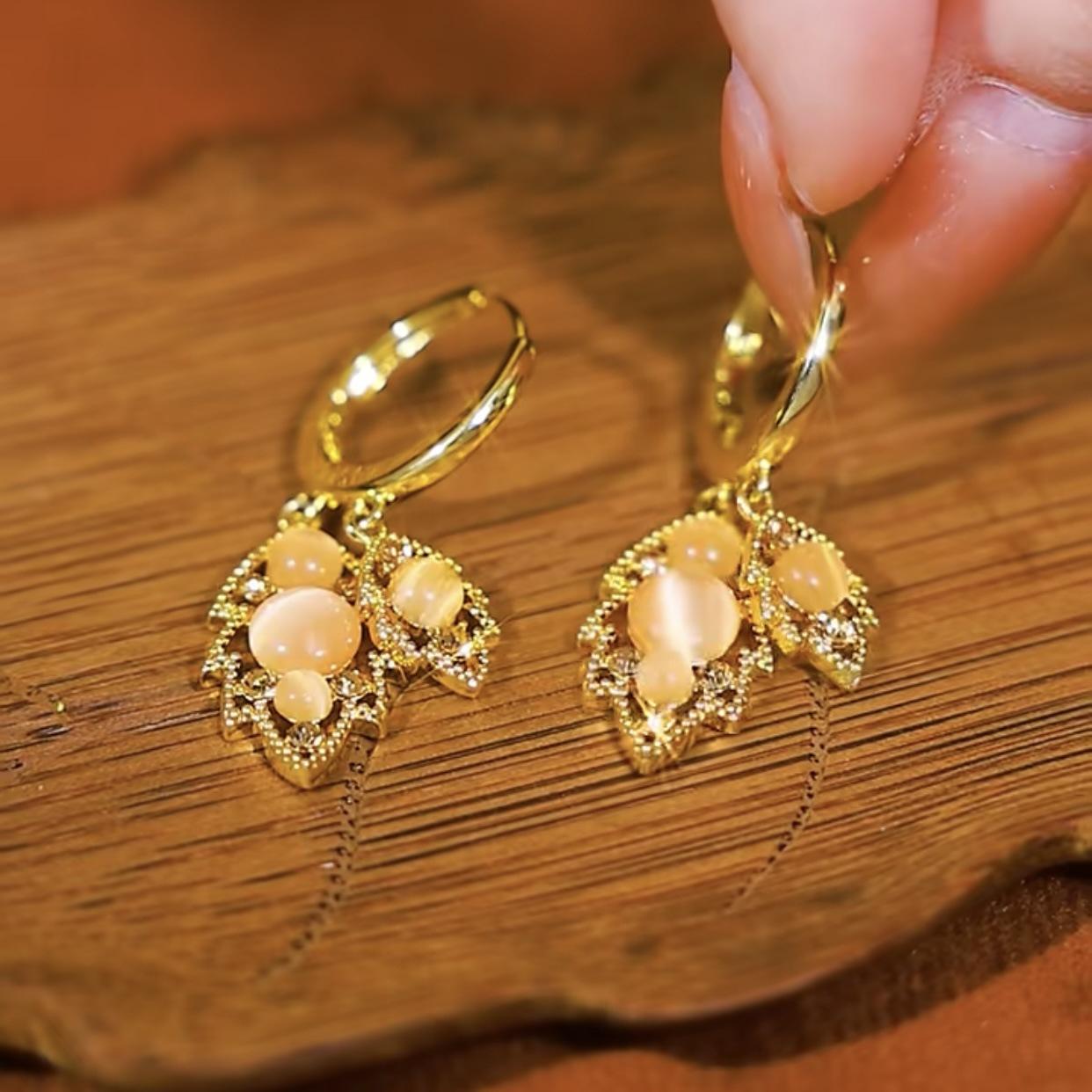 

Design sense double opal leaf ear buckle earrings women, new light luxury temperament Internet celebrity earrings earrings