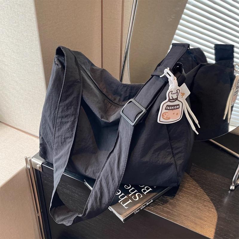 

2025 New Women s Bag Autumn/Winter Tote Bag Large Capacity Fashionable Versatile Casual Commuting Shoulder Crossbody Bag чёрный