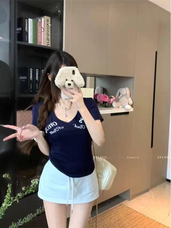 Yeyuan V-Neck Embroidered Slim Fit Short-Sleeve T-Shirt - Trendy Women's Summer Top