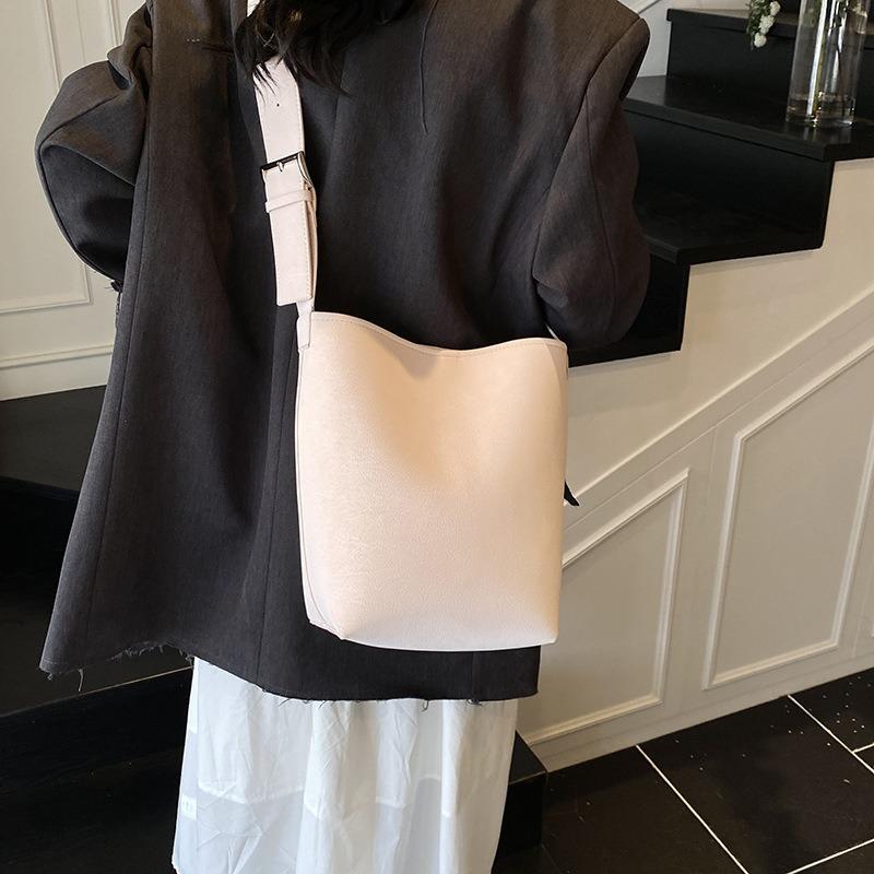 Shoulder Bag Women's New Fashion Messenger Bag Simple Casual Versatile Bucket Bag Mother and Child Bag
