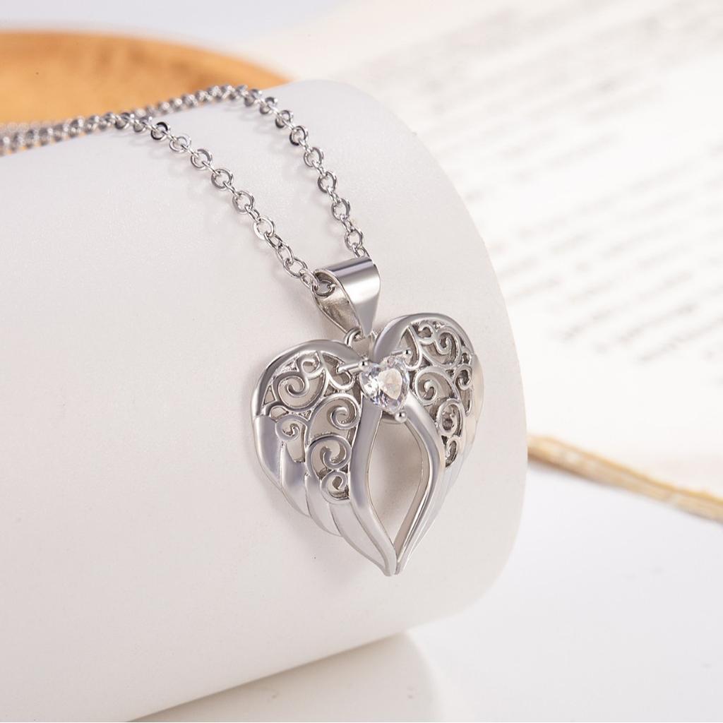 Stylish and Exquisite, Full of Diamond Angel Wings To Protect The Casual Versatile and Exquisite Necklace